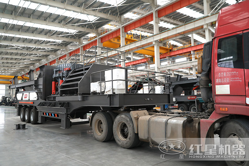 移动破碎机车头牵引转场、移动 移动破碎机车头牵引转场、移动