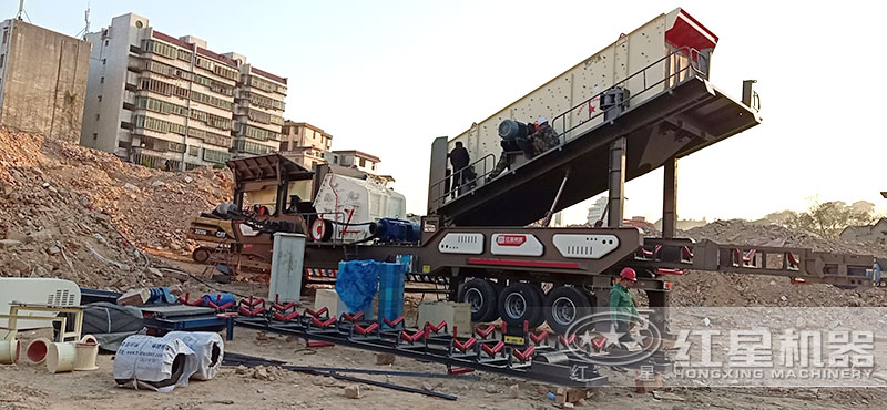 移动碎石机搭载反击破碎机 移动碎石机搭载锤式破碎机