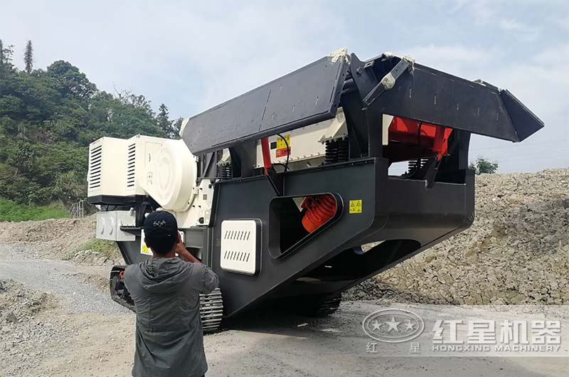 履带颚式移动破石机现场二 履带颚式移动破石机现场二