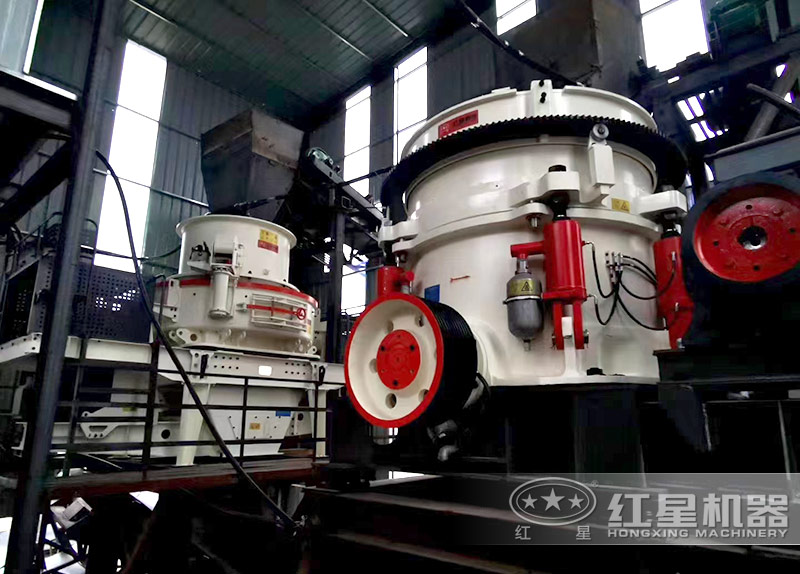 制砂现场中的圆锥破碎机 制砂现场中的圆锥破碎机