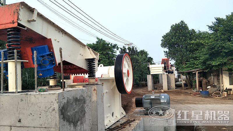 小型石子加工设备客户需求增加,现场安装中 小型石子加工设备客户需求增加,现场安装中