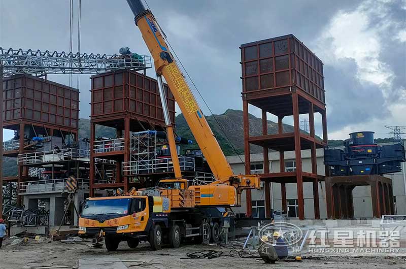 部分混凝土部分钢架基础的碎石设备安装现场 部分混凝土部分钢架基础的碎石设备安装现场