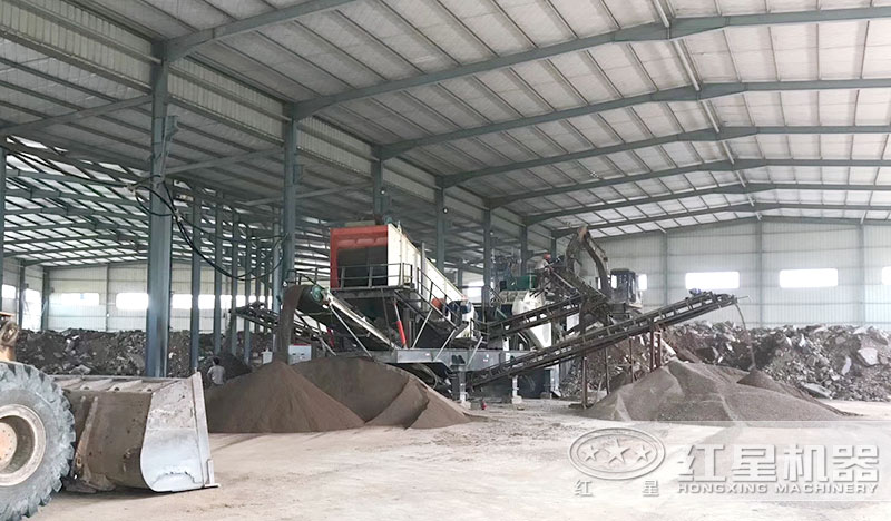 移动石子破碎机制砂生产现场 移动石子破碎机制砂生产现场