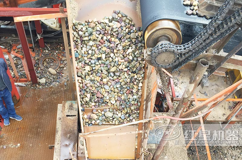 粗碎筛分后的石头进入圆锥破细碎 粗碎筛分后的石头进入圆锥破细碎