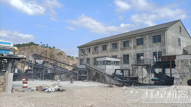 移动破碎机在砂石场便利作业 移动破碎机在砂石场便利作业