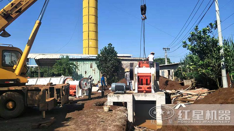 小型石子机客户安装现场,价格不高、安装简单 小型石子机客户安装现场,价格不高、安装简单