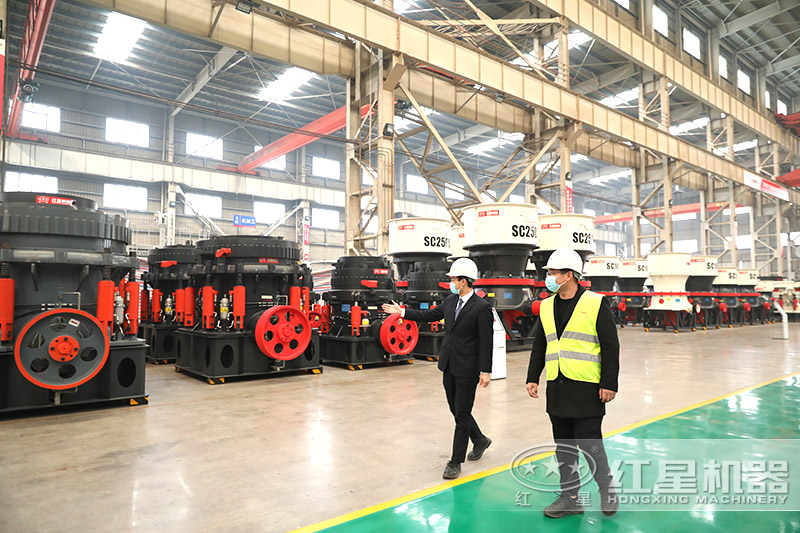 易彩堂机器多缸液压破碎机价格实惠,客户来考察 易彩堂机器多缸液压破碎机价格实惠,客户来考察