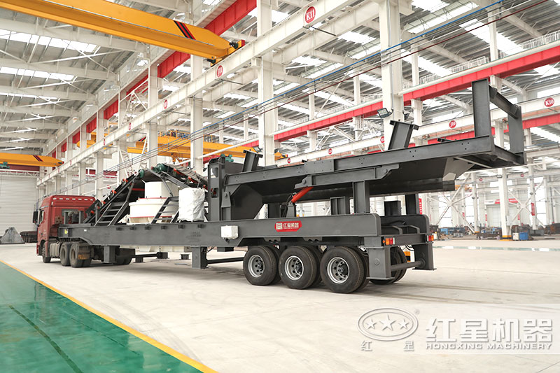 流动制砂机在车头牵引下驶往现场 流动制砂机在车头牵引下驶往现场